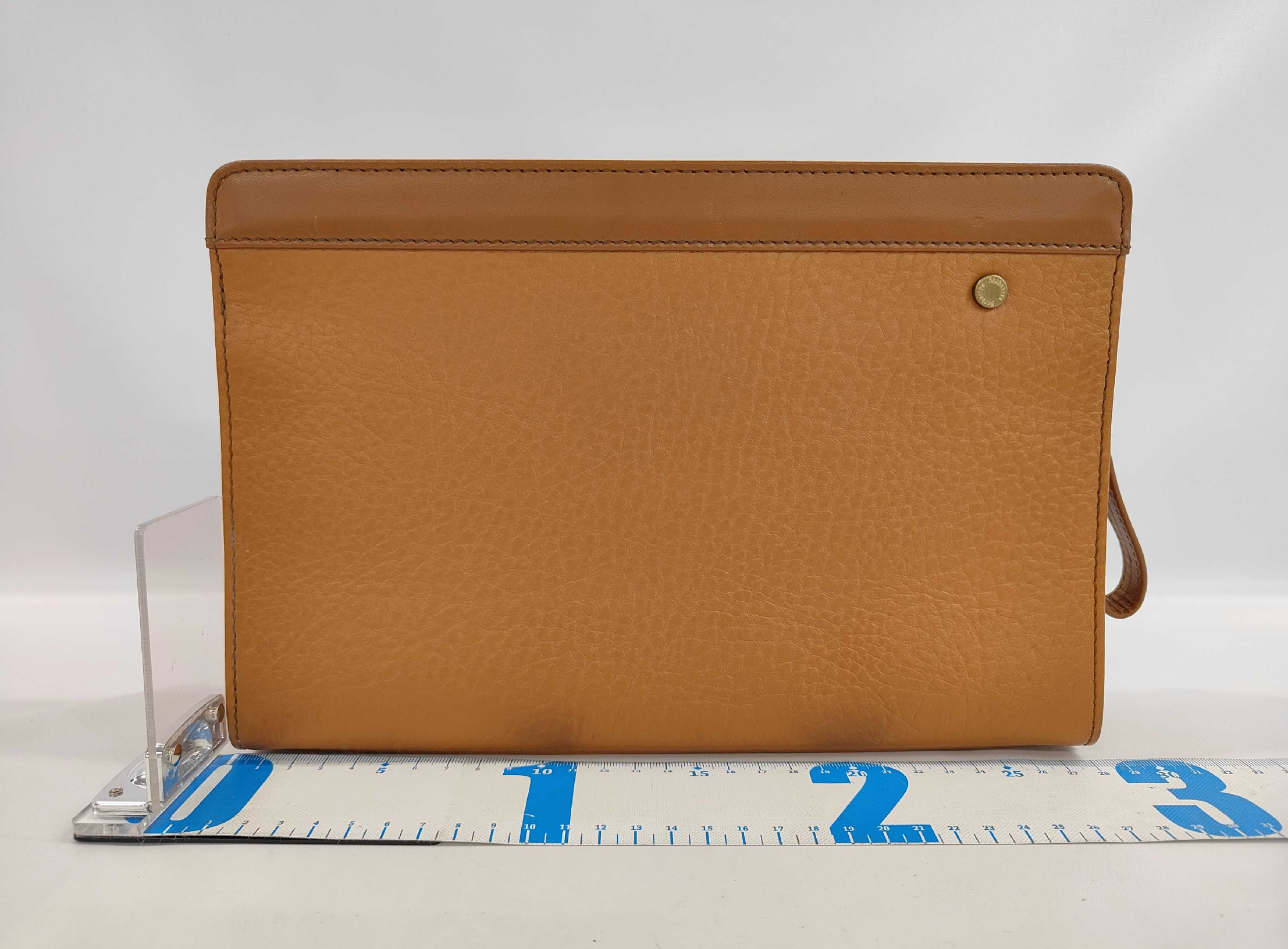 Burberrys Vintage Leather Wristlet Clutch – Tan