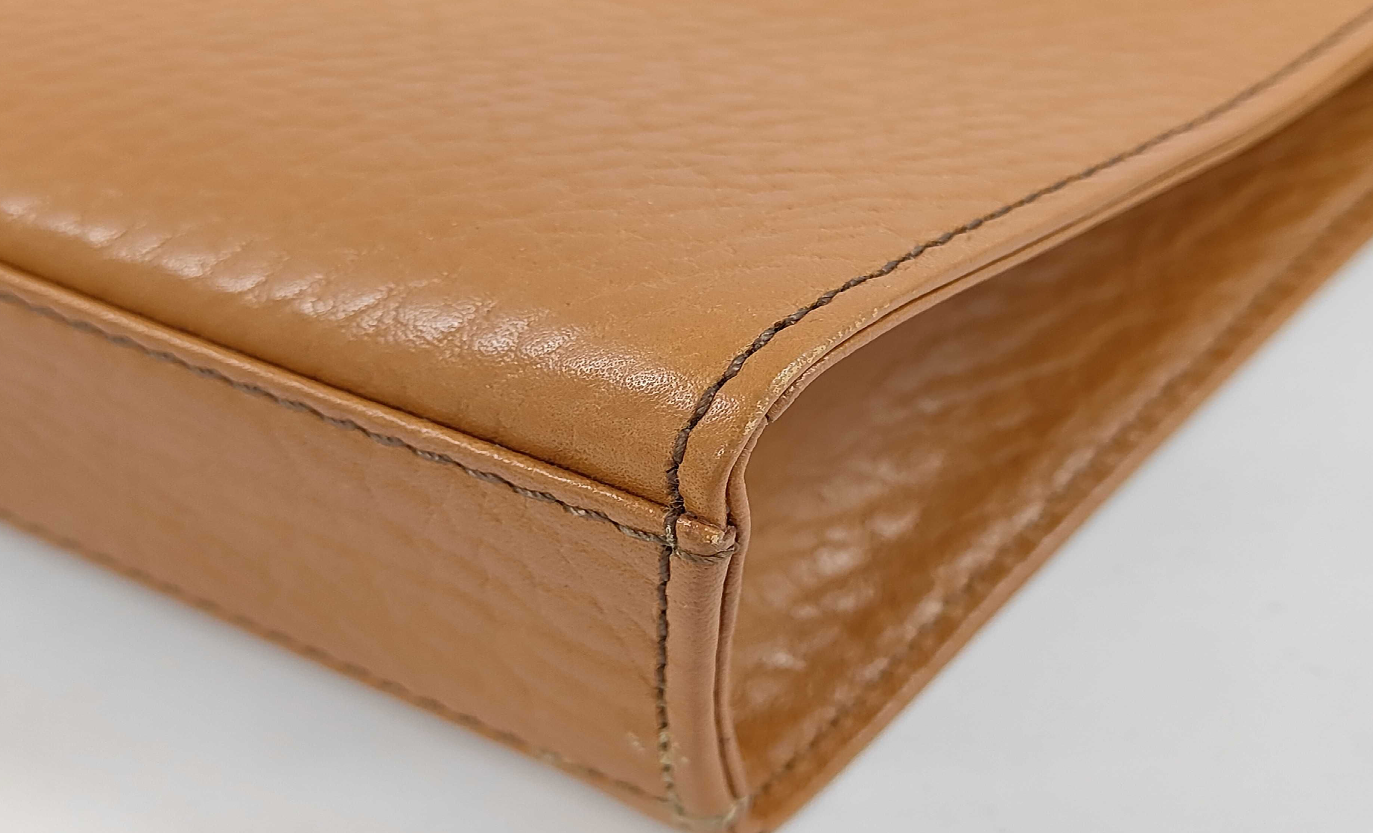Burberrys Vintage Leather Wristlet Clutch – Tan