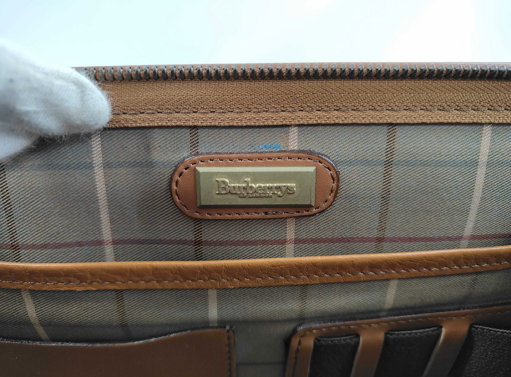 Burberrys Vintage Leather Wristlet Clutch – Tan