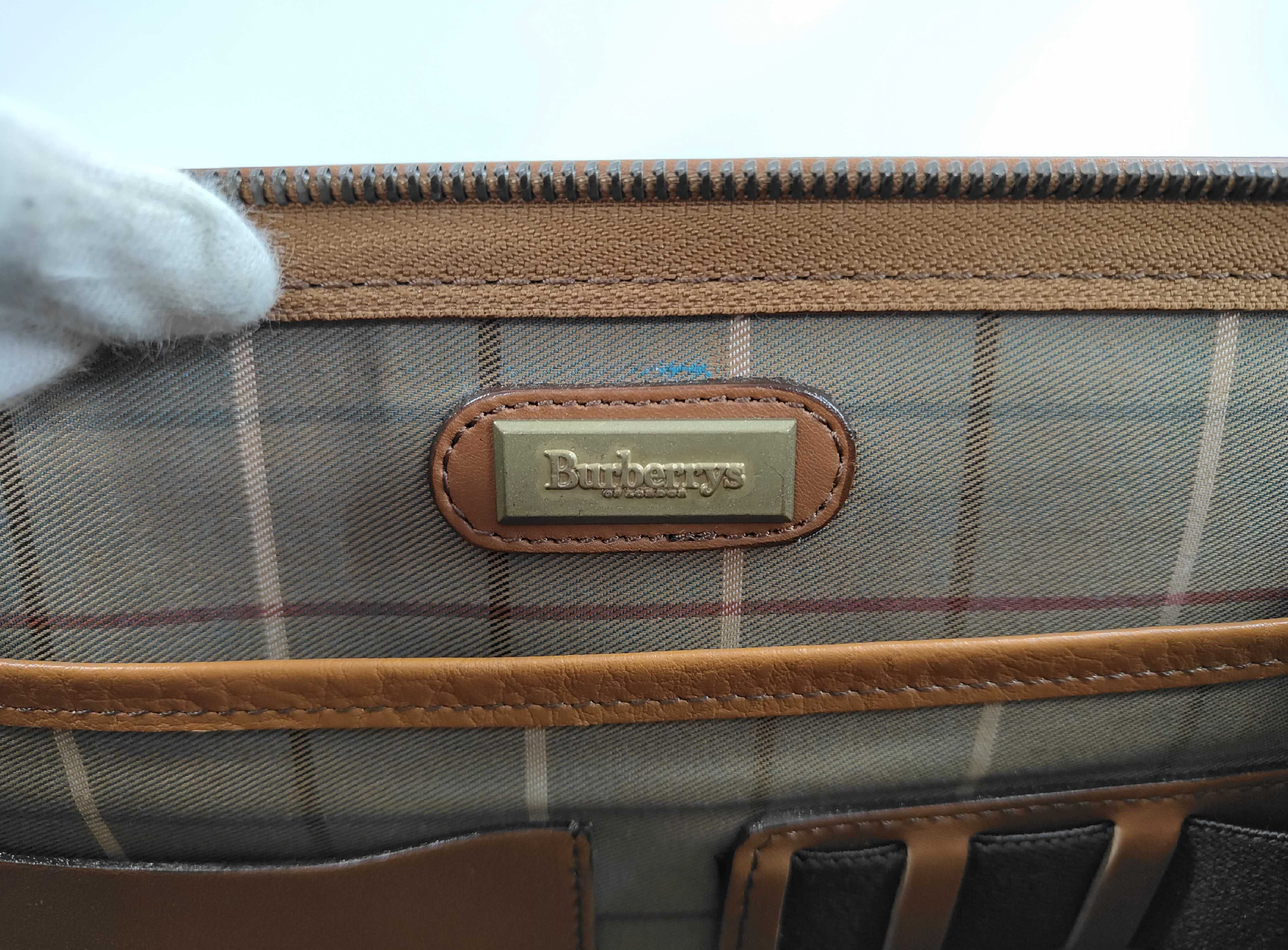 Burberrys Vintage Leather Wristlet Clutch – Tan