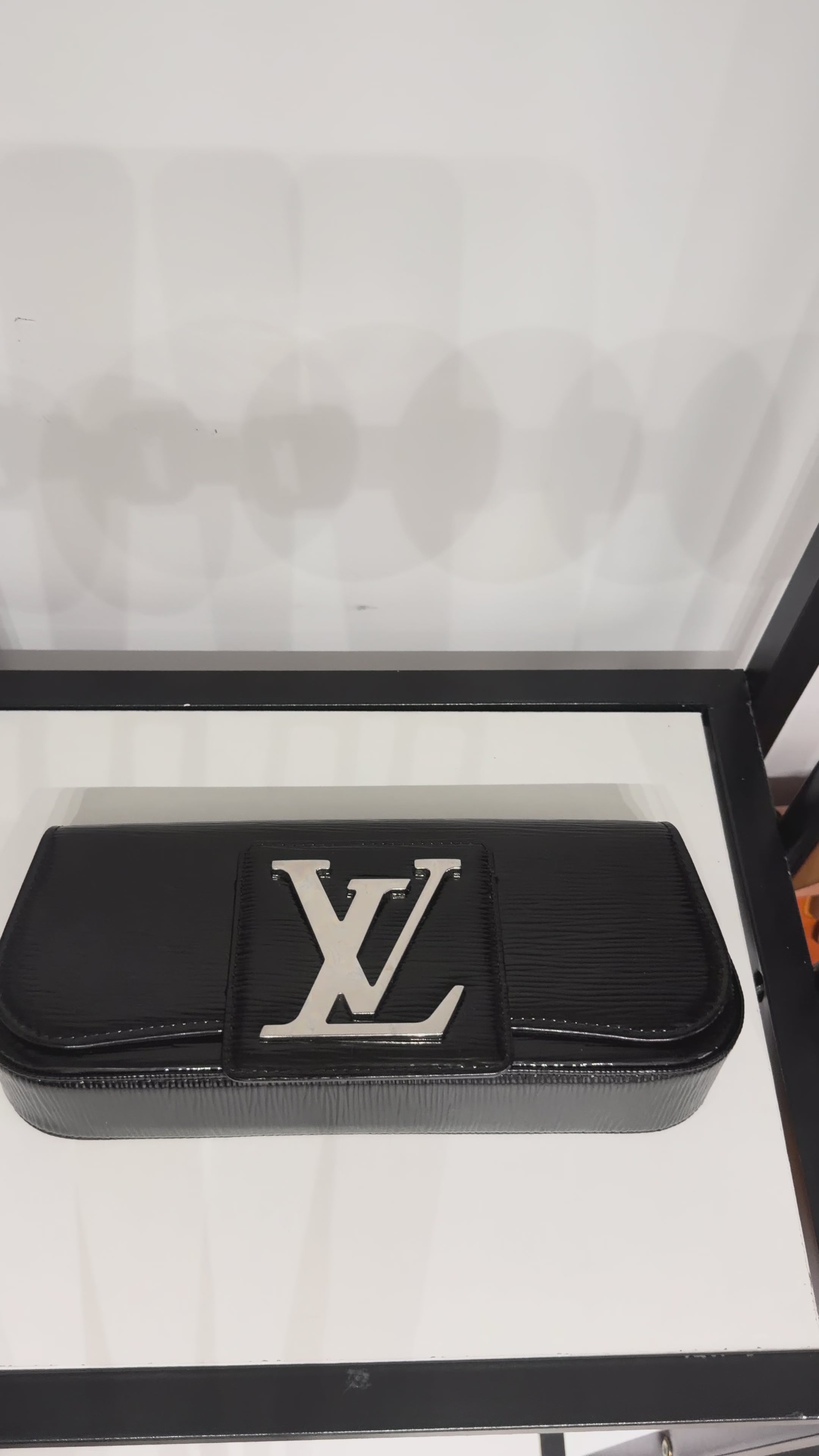 Louis Vuitton Epi Leather Louise Clutch – Black